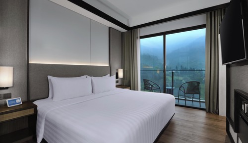 Junior Suite Pool & Mountain View