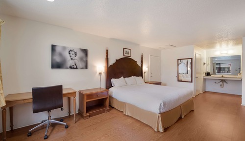 Room, 1 King Bed, Smoking