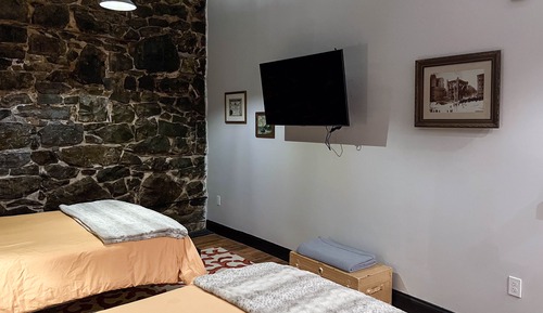 European Style Hostel - Shared Bathroom - No Windows