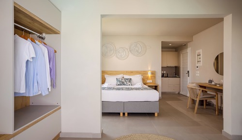 Superior Studio Suite, Private Pool, Beachfront