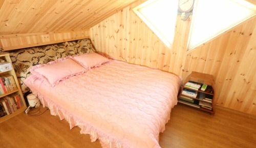 Room (Room 202)