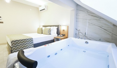 Luxury Condo, 1 Double Bed with Sofa bed, Hot Tub, Sea View