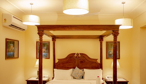 Suite with Bathtub