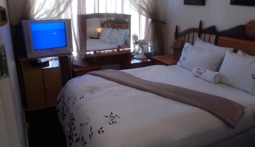 Executive House, 4 Bedrooms, Accessible, Pool View