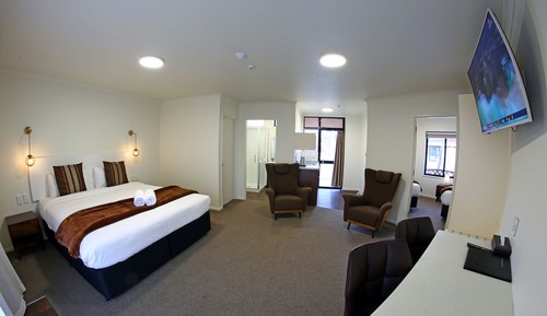 Luxury One Bedroom - 1 King, 2 Singles