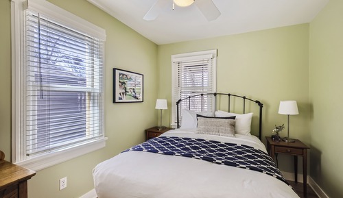 Standalone Queen One Bedroom Cottage with Full Kitchen