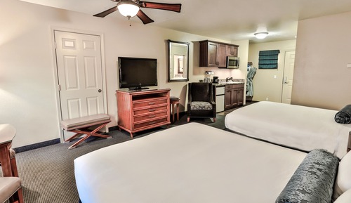 Deluxe Studio Suite, 2 Queen Beds, Kitchenette, Mountainside