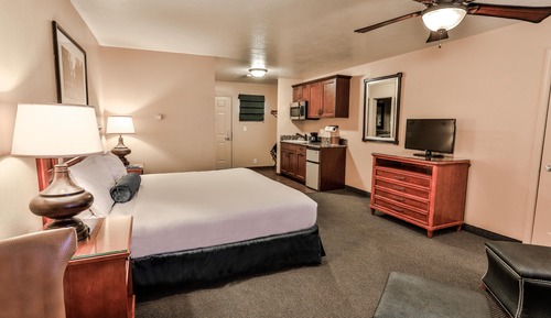 Deluxe Studio Suite, 1 King Bed with Sofa bed, Kitchenette, Mountainside