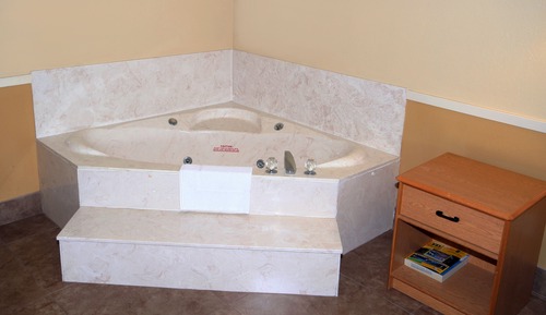 Standard Room, 1 King Bed, Smoking, Jetted Tub