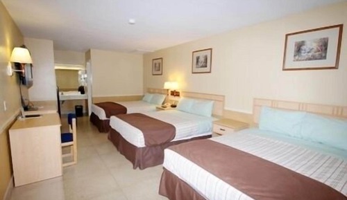 Standard Room, Smoking (3 Queen Beds)
