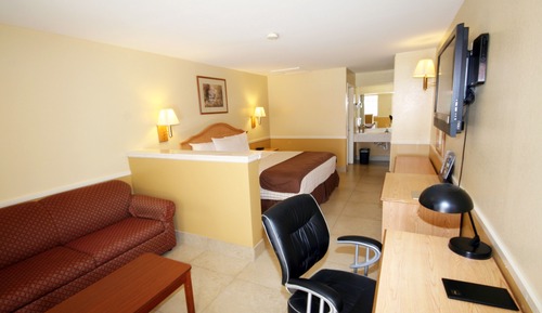 Standard Suite, 1 King Bed, Smoking