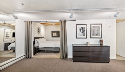 Studio Suite, 1 King Bed with Sofa bed (Suite 09: king obstructed)