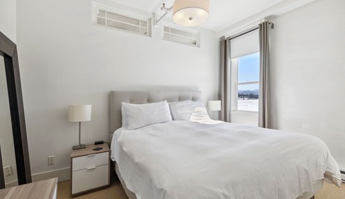 Suite, 1 Bedroom, Partial Lake View (Suite 08: deluxe king lak)