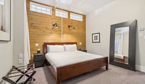 Suite, 1 Bedroom, Lake View (Suite 03: deluxe king lak)