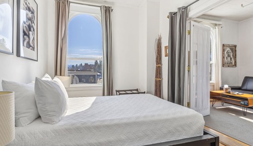 Suite, 2 Bedrooms, Partial Lake View (Suite 06: 2 queen bedrms )