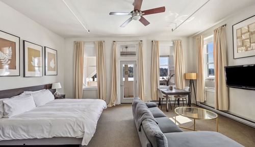 Studio Suite, 1 King Bed, Lake View (Suite 04: deluxe king lak)