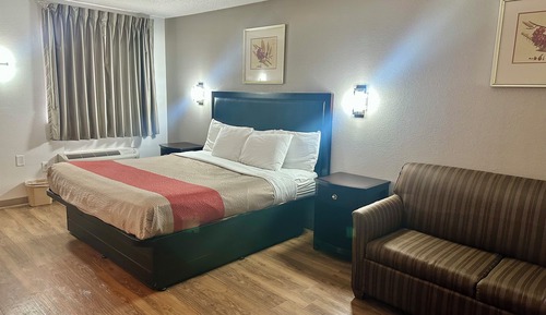 Room, 1 King Bed, Smoking