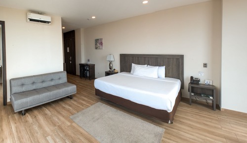 Junior King Suite
