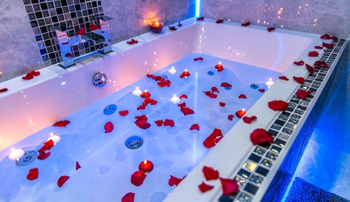 Superior Apartment, Hot Tub (The Love Nest Suite)