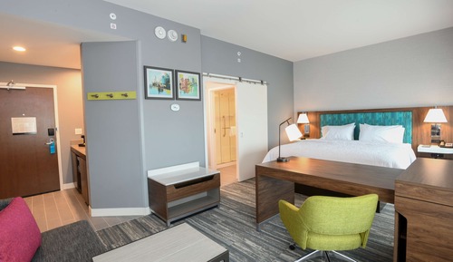 Suite, 1 King Bed, Accessible