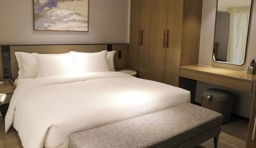 Loft, 1 King Bed, Club Lounge Access (Suite)