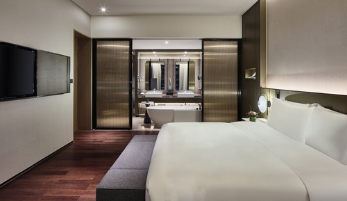 Deluxe Suite, 1 King Bed, Club Lounge Access, Lake View