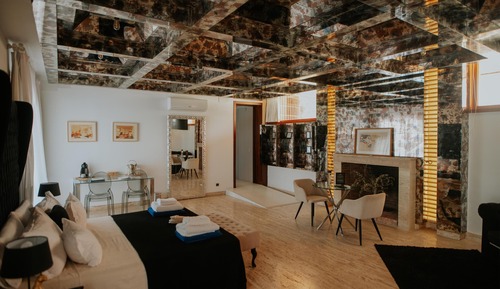 Double Room, Accessible (Misteri)
