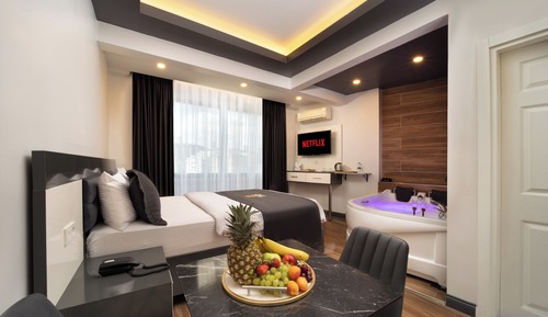 Deluxe Suite, 1 Queen Bed, Jetted Tub
