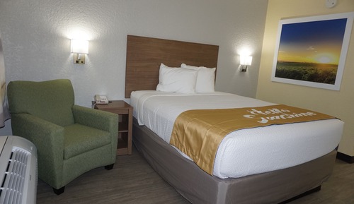 Basic Room, 1 Queen Bed, Non Smoking