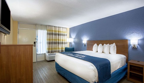 Basic Room, 1 King Bed, Non Smoking