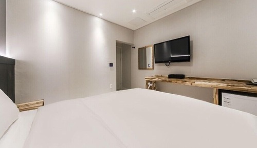Standard Double Room (No Breakfast served on Monday/ Saturday/Sunday)