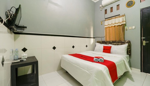 Double Room (RedDoorz)