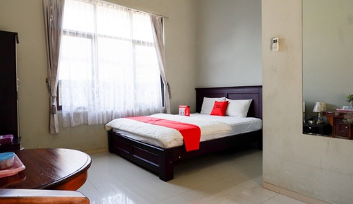 Double Room (RedDoorz)