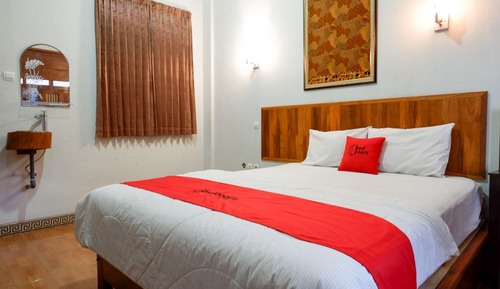 Deluxe Room (RedDoorz)