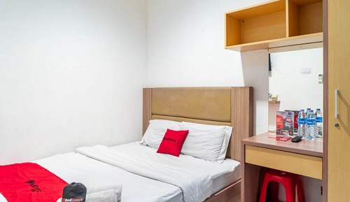 Double Room (RedDoorz)