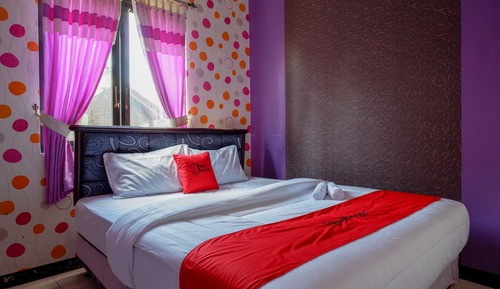 Deluxe Room (RedDoorz)