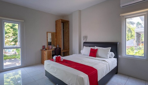 Double Room (RedDoorz)