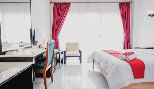 Double Room (RedDoorz)