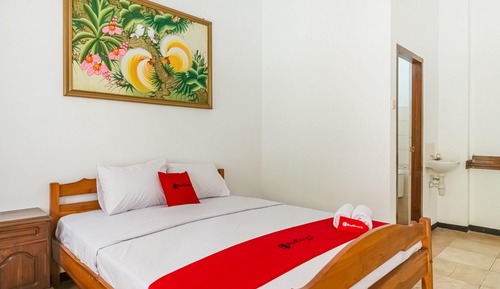 Double Room (RedDoorz)