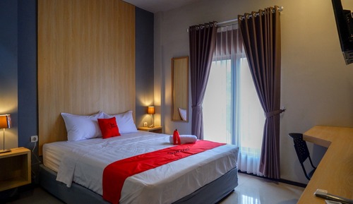 Double Room (RedDoorz)