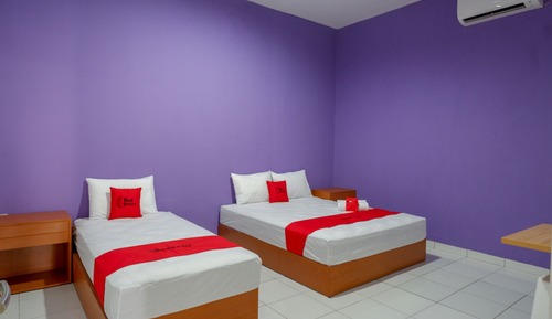 Family Room (RedDoorz)