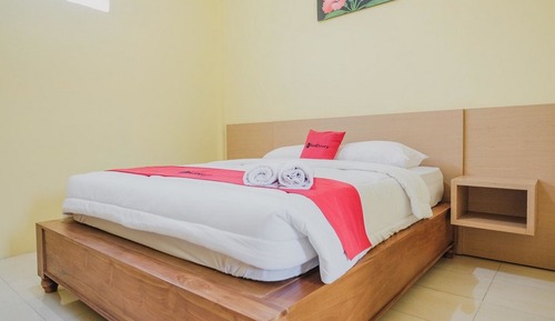 Double Room (RedDoorz)