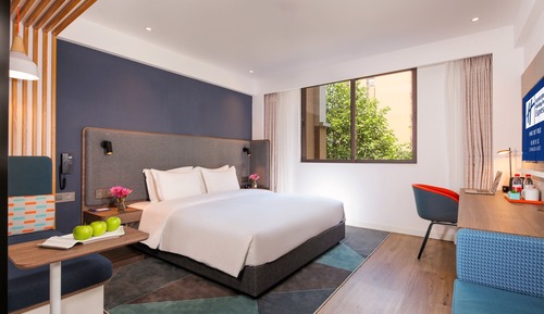 Standard Room, 1 King Bed