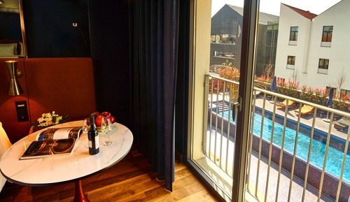 Superior Room, 1 King Bed, Pool View
