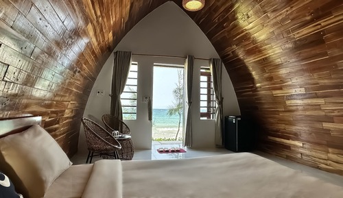 Beachfront Bungalow (2 guests)