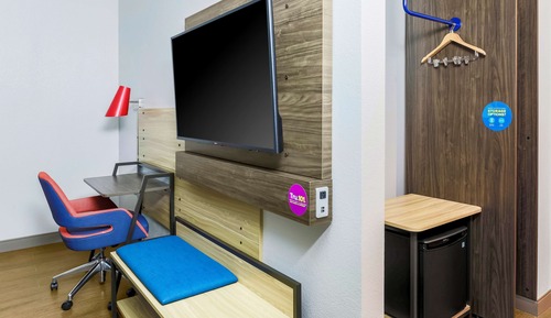 Room, 1 King Bed, Accessible (Roll-In Shower, Mobility & Hearing)