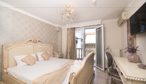 Junior Suite, 1 Bedroom, Partial Sea View