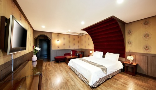 Standard Double Room - Room Rate includes 2 people, Additional pay on site for more than 2 people