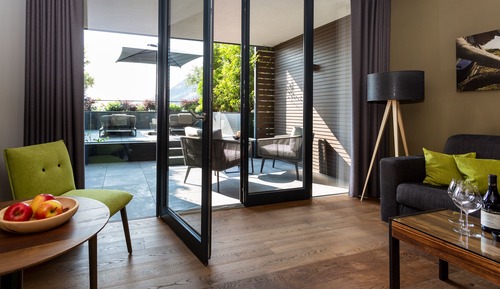 Comfort Suite, 1 King Bed, Patio, Garden View