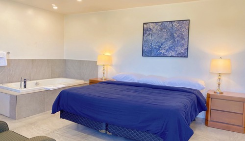 Standard Room, 1 King Bed, Jetted Tub, Ground Floor